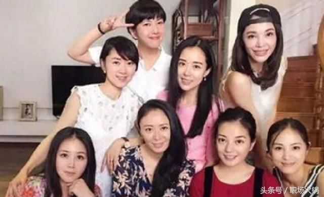 同学聚会AA制，穷女生交600被嘲笑，在群里抢红包哭惨了！