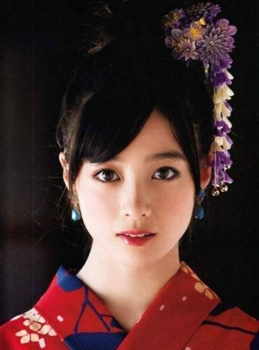 她因美到无法形容轰动整个日本，被网友称为花瓶，可惜至今未婚