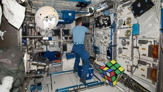 国际空间站的“漂浮大脑”丨太空探索