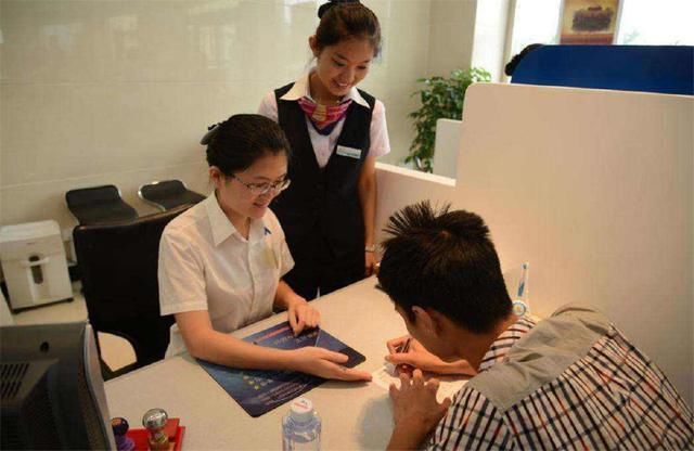 银行存钱时,自动转存和人工转存有啥区别看完