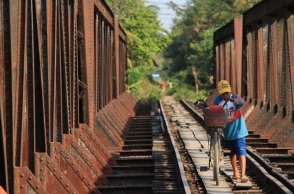 中国将投资！该国火车全球最便宜：1块板子4个轮，竹竿撑着走！