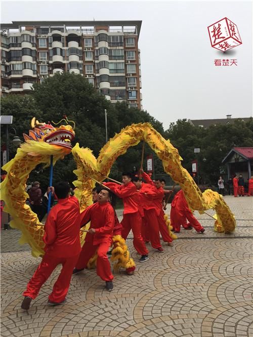 钻“龙门”沾喜气，社区年味浓