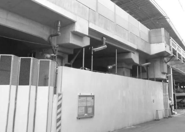 一个高架下空间改造成商业街区的重生案例。