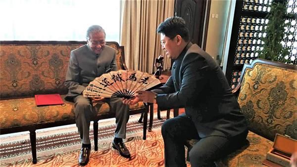 马哈蒂尔会见中国大使：已多年没去中国 期待再次访华