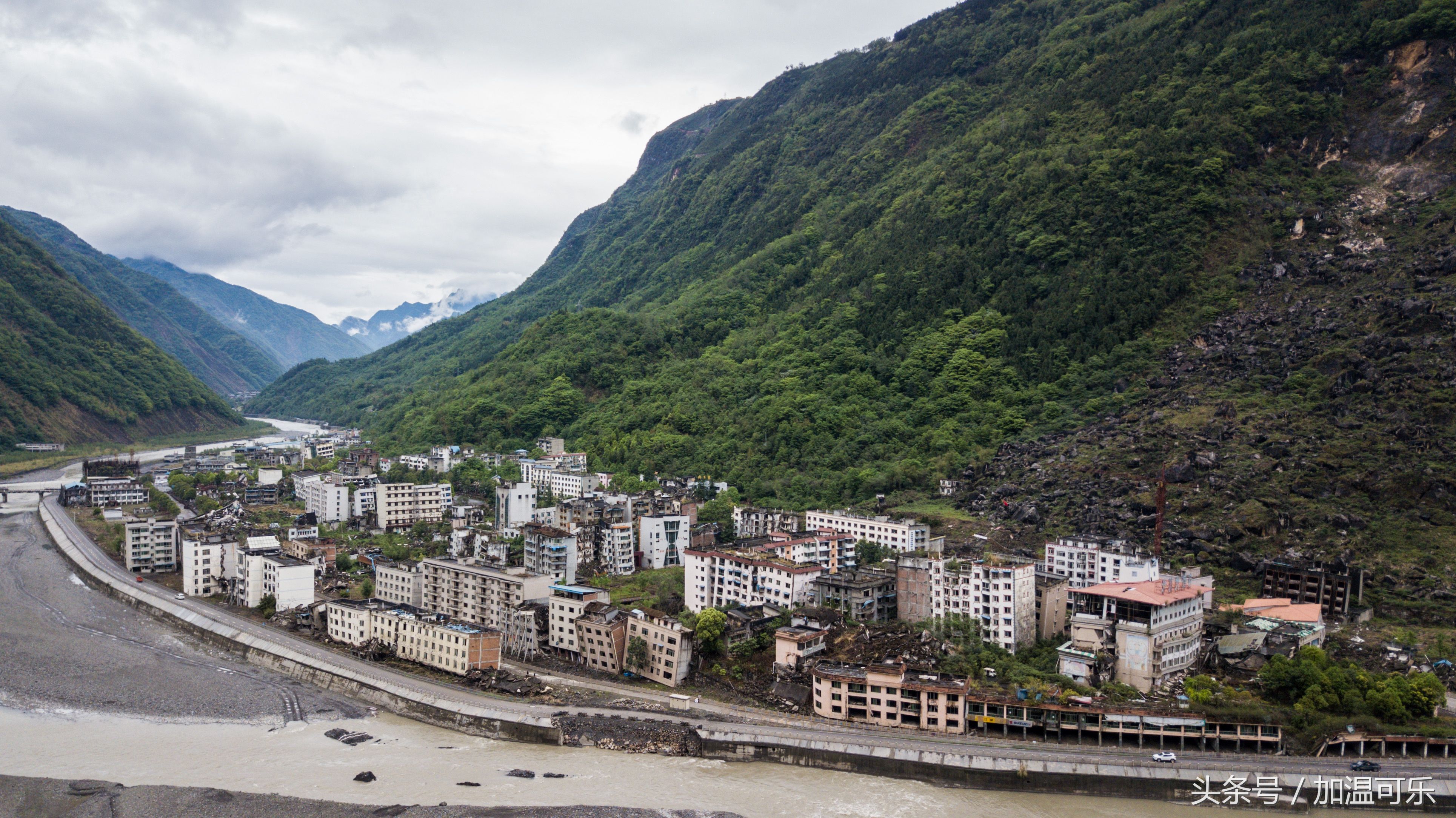 航拍汶川地震后新老城对比 映秀最美、北川宜