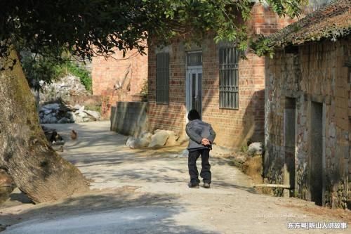 老人和傻女人相依为命，又冷又饿时，她突然说：我有很多钱