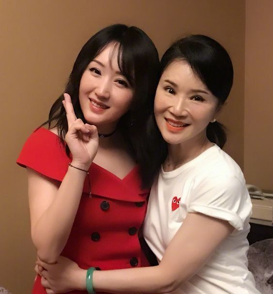 杨钰莹现身婚礼现场?47岁的她为啥还能岁月静