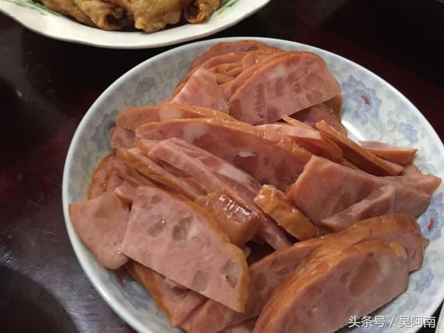 大姨妈家拜年,她却端了一大盘青菜招待我们,真相让我们感动
