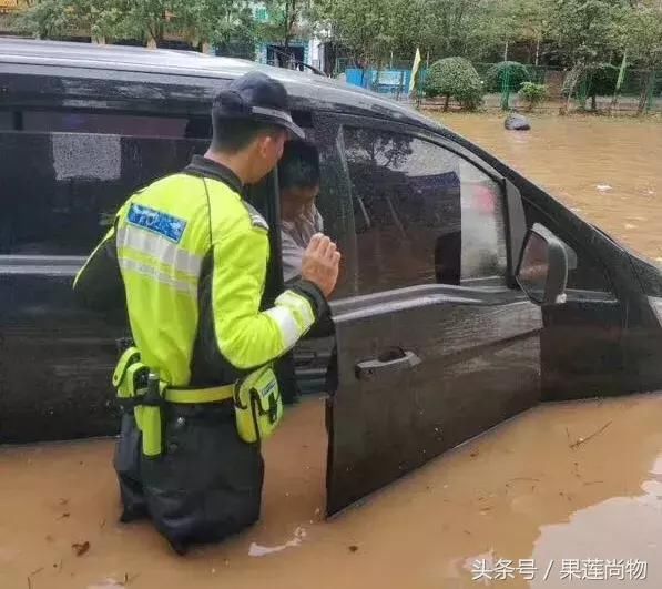 东莞暴雨汽车飘浮甚至没顶，台风漂移，未来天气你要有心理准备