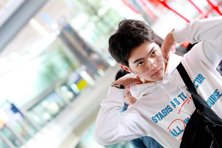 许凯机场街拍曝光 犬系少年奶酷十足