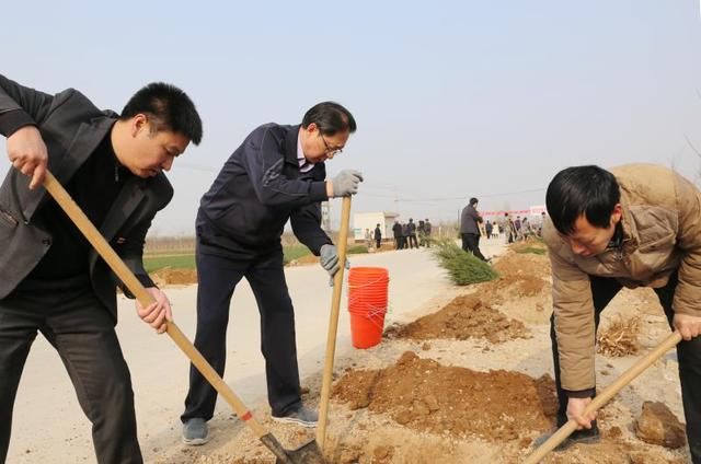 山西夏县千名干部走出机关植树造林见行动