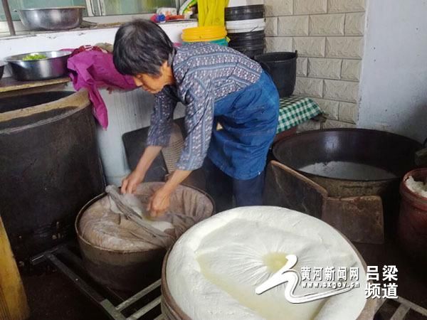 临县：七旬夫妇传统技艺做豆腐50余年