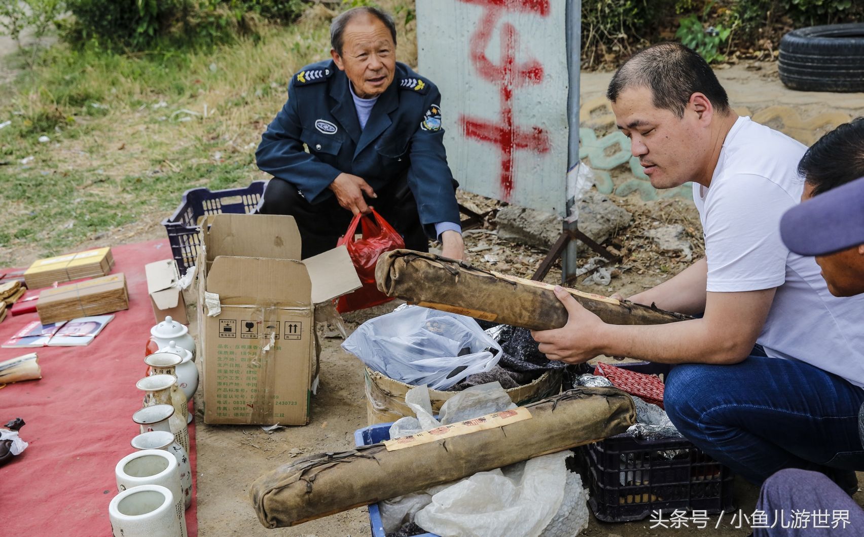 农村大集最热闹的摊位，你知道是卖啥的么?小伙子想打开一睹为快