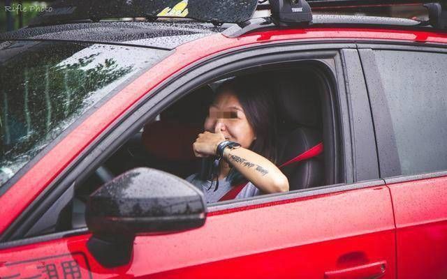 丈夫坚持离婚,3年后丈夫开豪车回家,妻子看到车上女人后红了眼