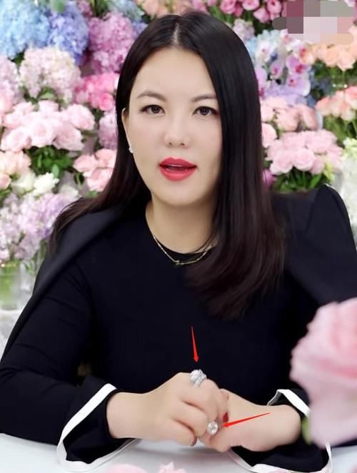 李湘秀豪宅又买车送粉丝，王岳伦破软饭印象，自揭是幕后老板