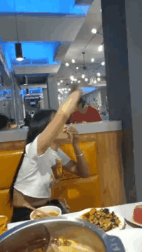 搞笑gif:帮我把早餐递给你室友好吗? 凯时娱乐手机官方网