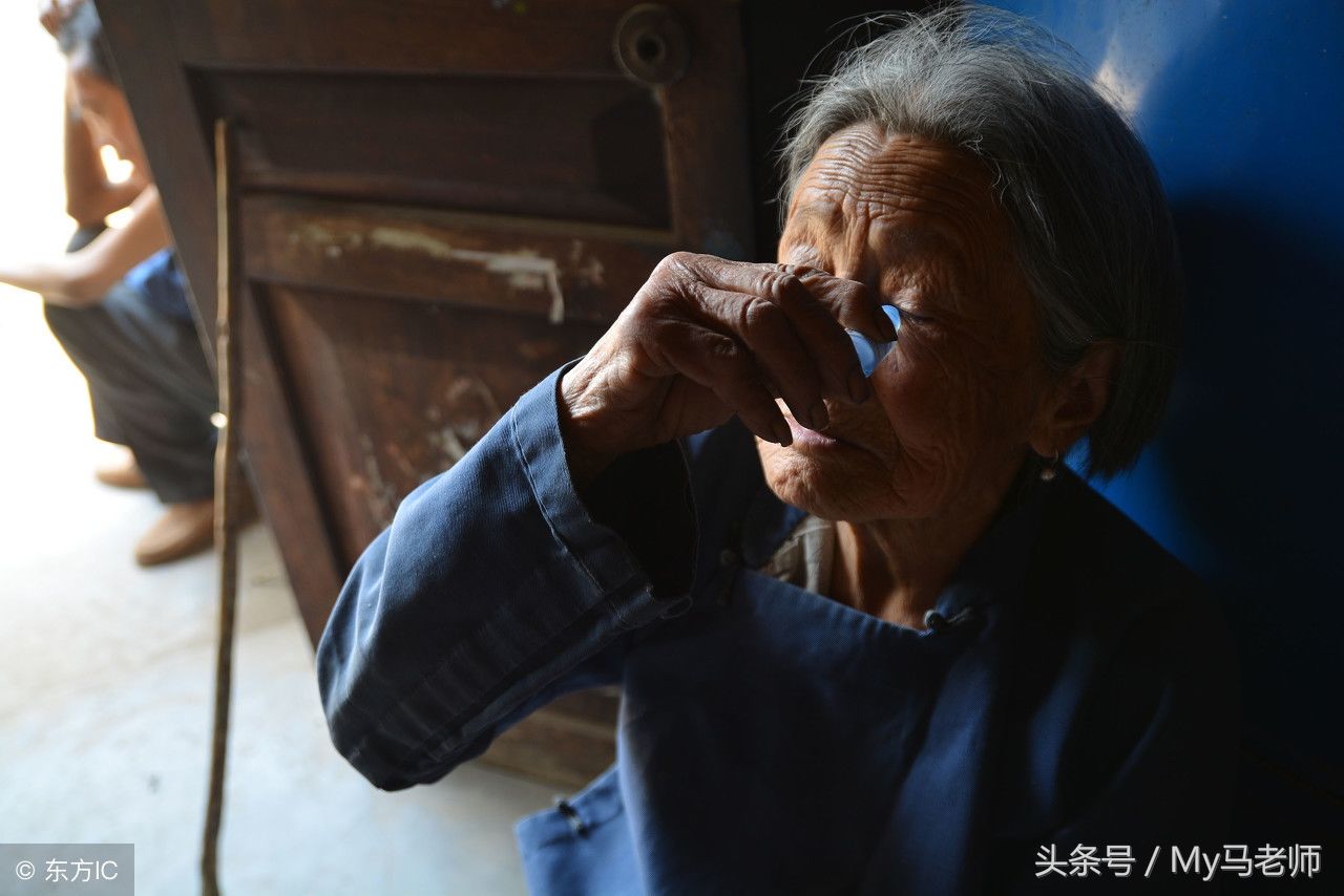 你把我生下,护我长大,念一世牵挂!默默奉献一生是伟大的妈妈!