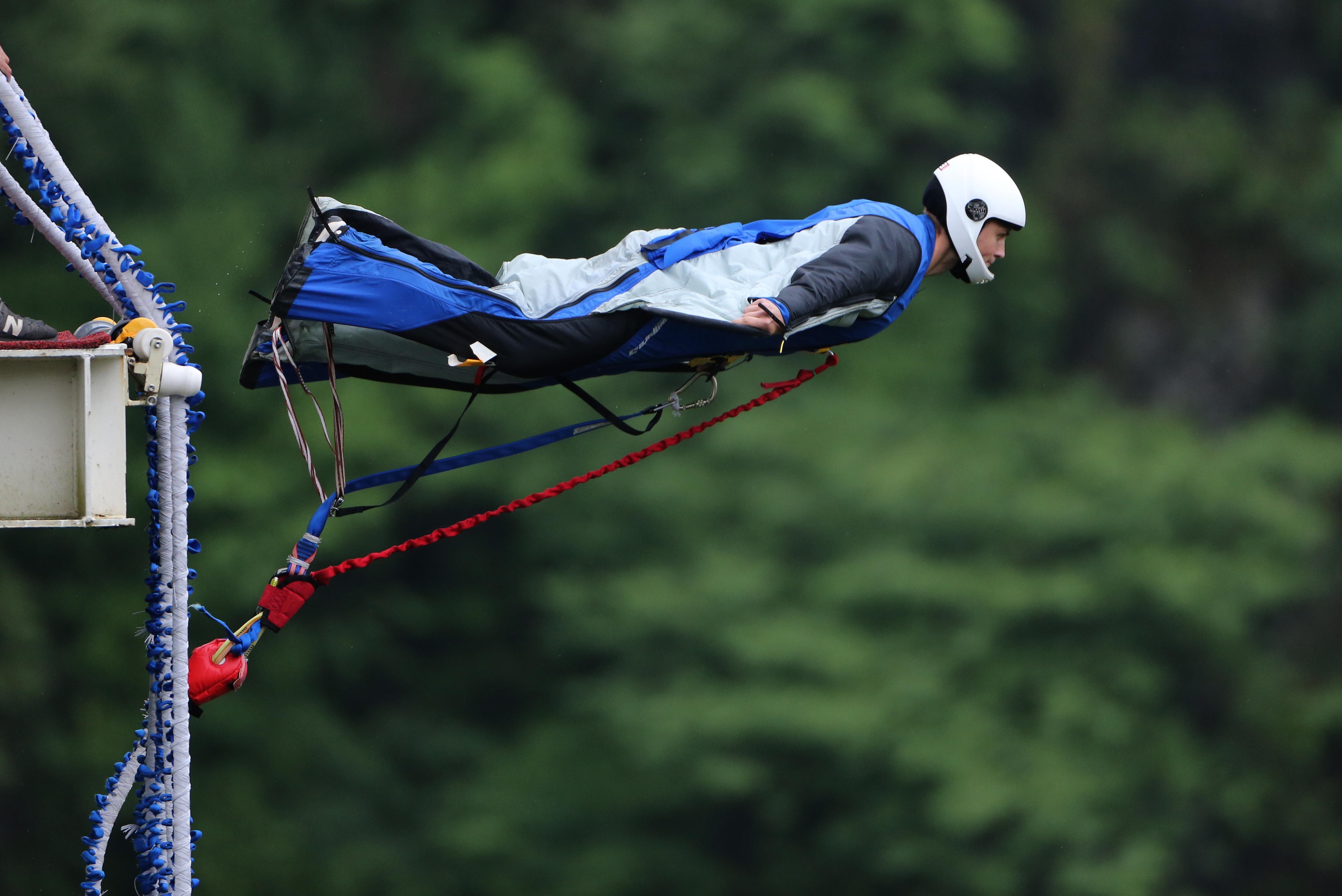 China estrena la plataforma más alta del mundo para salto bungee ...