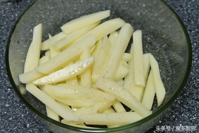 在家过六一,炸盘薯条当零食,少放油更健康,一盘不够再来一盘!