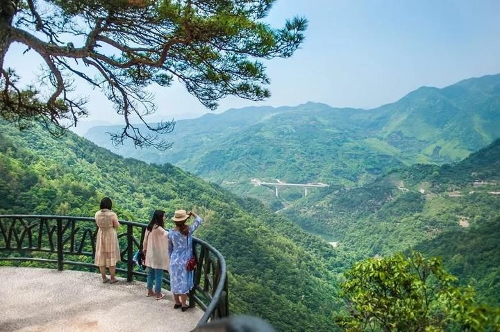 浙江最长高空玻璃栈道3天后试运营!就问你敢不敢!