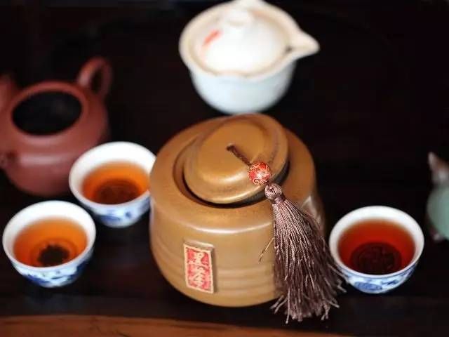 茶汤都是红色的，黑茶和红茶怎么分辨？