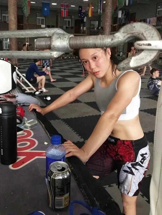 台上英姿飒爽KO美女,台下狼狈不堪,美女运动员刀绝活躺对手图片