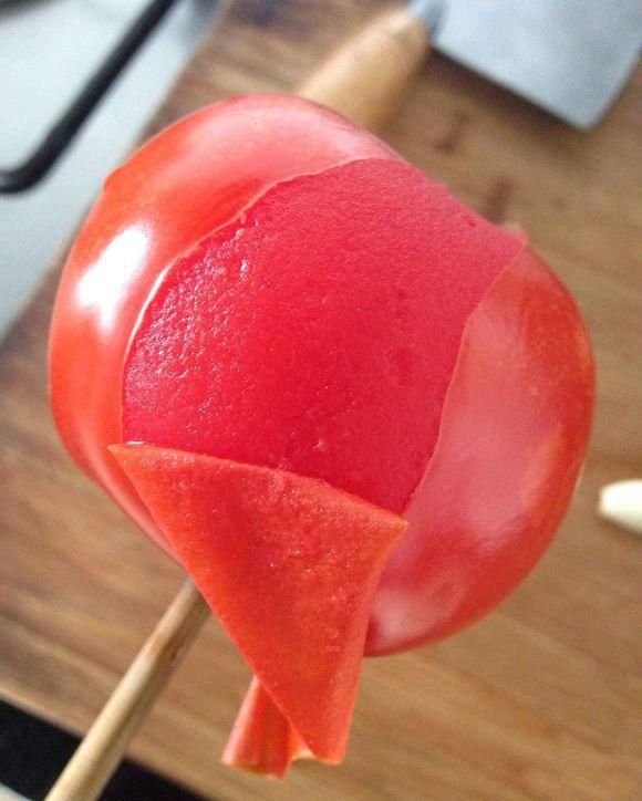 剥了皮的番茄和野生鲫鱼一起炖, 女儿的最爱