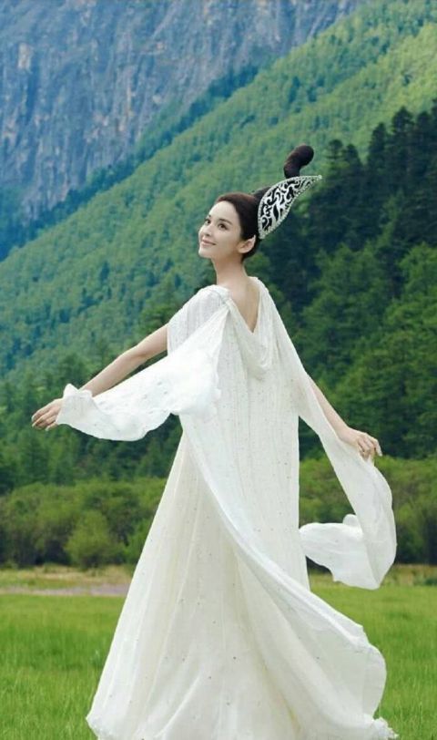 女明星的白衣古装装扮:郑爽朴素、赵丽颖可爱