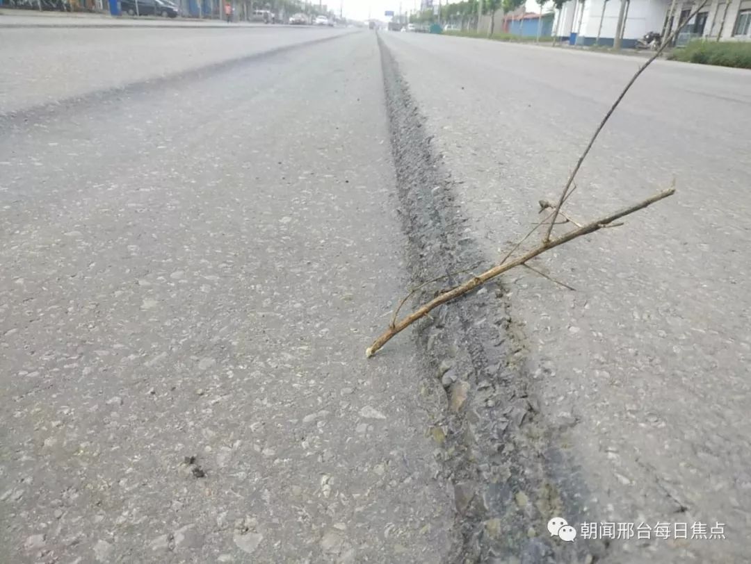 沙河市新城车辙路段罐车侧翻,《海草》还要唱