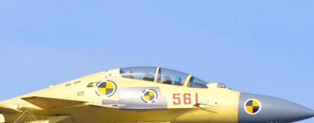 国产航母新舰载机 歼15推出双座版 作用广泛