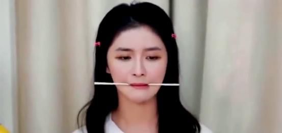 明星笑起来好看你却僵硬，那是因为你这里不好看，3招改善