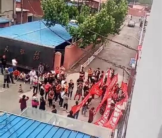 郸城管整治占道夜市 女子组织煽动群众堵门堵