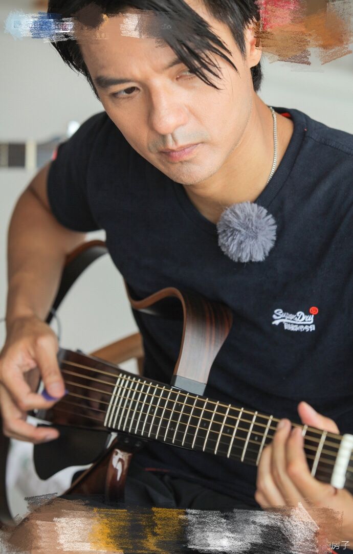 组图:冯德伦手拿吉他眼神专注 写词弹唱尽展侧