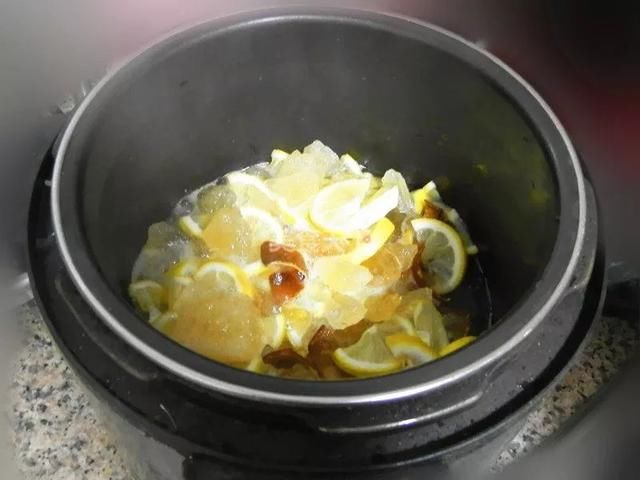 陈皮柠檬膏, 用温水冲泡效果最佳, 夏天天气热, 冰镇饮用口感更好。 清新的味道会让人振奋精神, 补充人体所需的维生素! 一年四季都可饮用, 在感冒高发季节, 有极好的预防效果。 陈皮柠檬膏 图文 微笑雨(菱桐) 柠檬500g 老冰糖850g 陈皮10g 难度普通 时间数小时 口味甜味 工艺煲 1.