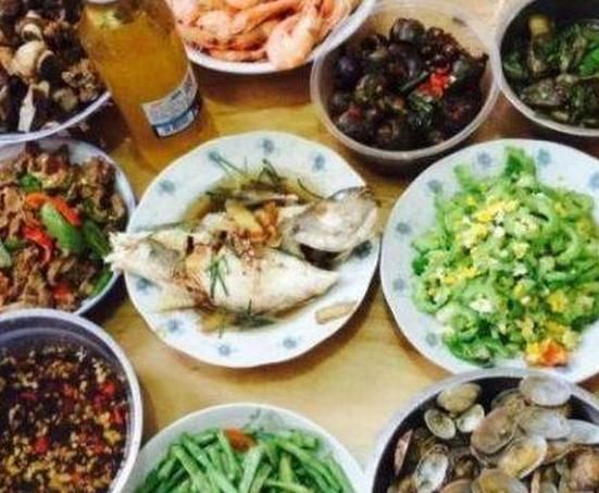 爸妈退休金六千块,哭着说穷没钱,见到他们饭菜