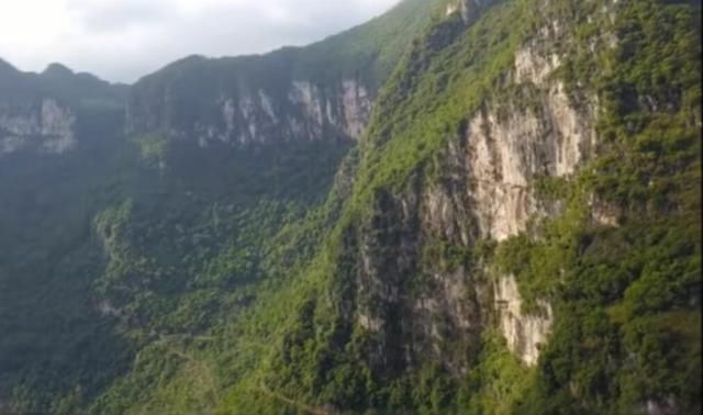 航拍:贵州与广西交界线，深山方圆十里，独一户人家