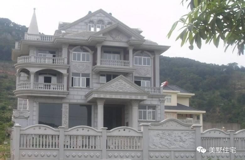第一名 三层欧式建筑风格的别墅,全石材立面,院子景观做的也不错~ 凭