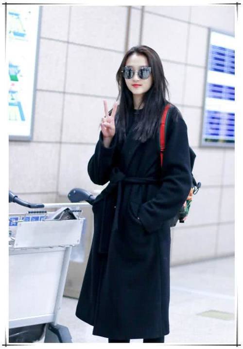 杨幂浴袍衣我忍了,关晓彤浴袍衣我也忍了,看到