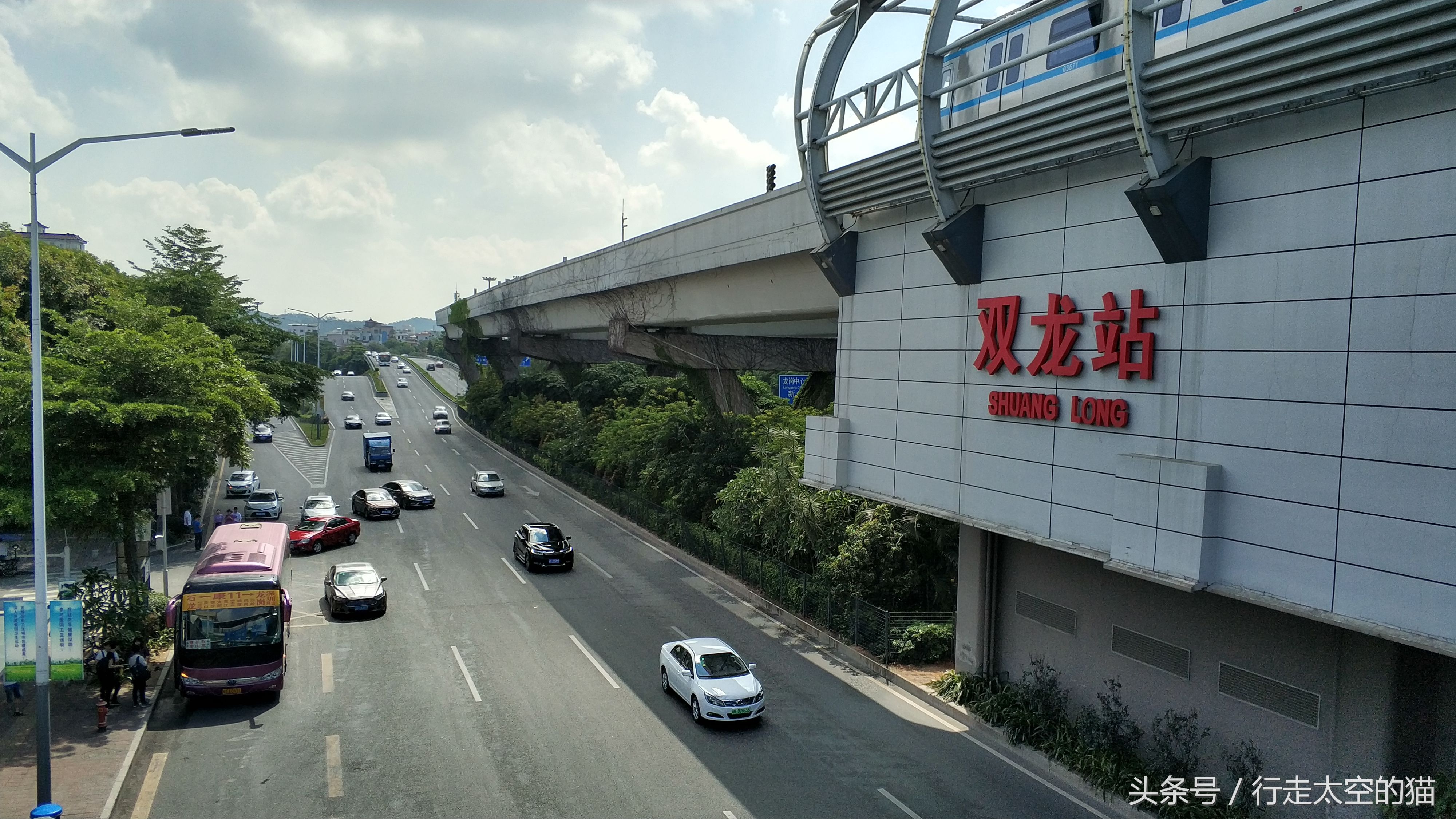 深圳双龙地铁站，数以万计的打工者从这里涌入到深圳的大小街道中