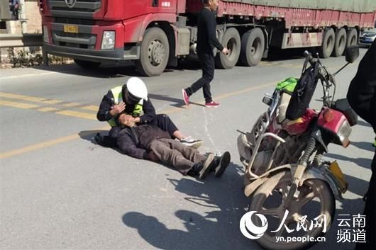 云南大理:60岁男子遇车祸休克 交警就地而坐紧