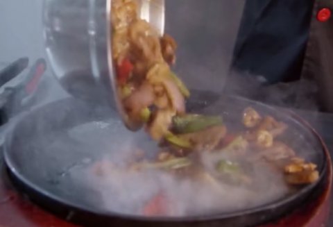 广州最生猛的饭店,点菜全都靠抢,网友:没想到你