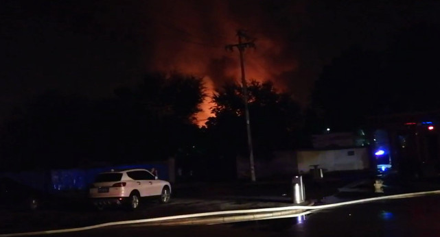 天津一学校发生火情 现场火光冲天