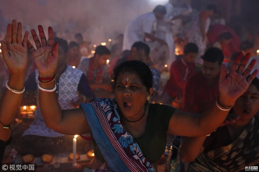 孟加拉国印度教徒燃灯祈祷 场面壮观