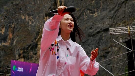 巴拉格宗第三届音乐节开唱 众星唱出 \＂大山情怀\＂