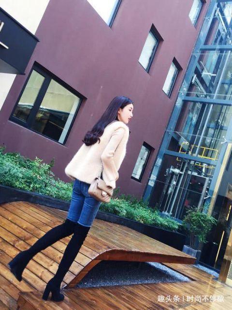 街拍:美女搭配长筒靴身材完美,让显瘦效果再上