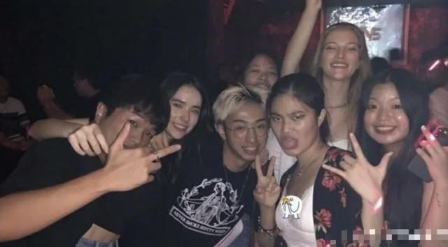 伊能静儿子与男生亲嘴,穿纱裙摆妩媚姿势,网友:父母都有责任