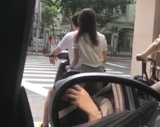 太接地气!王思聪街头骑电动车载美女白衣,网友店丹东情趣用品图片