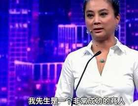 54岁被离婚多年,被誉为最美玉兔精,混血儿子