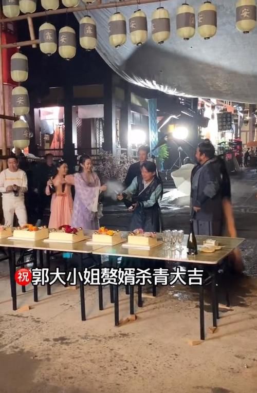 郭麒麟剧组太会玩？被人用香槟浇头，本人下意识动作显示素养