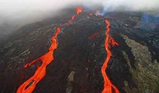 危地马拉火山喷发迫使机场关闭 百名居民撤离